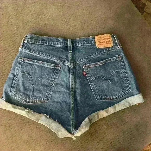 Levi’s 501 woman’s daisy duke style denim shorts size 30 - Picture 2 of 9